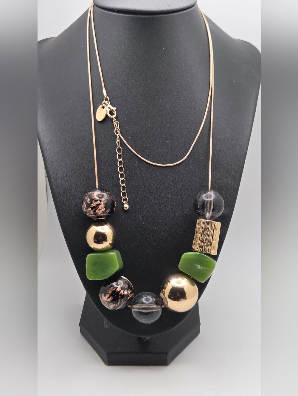 Source Unknown Green and Gold Tone Chunky Bead Necklace Glass Long Chain